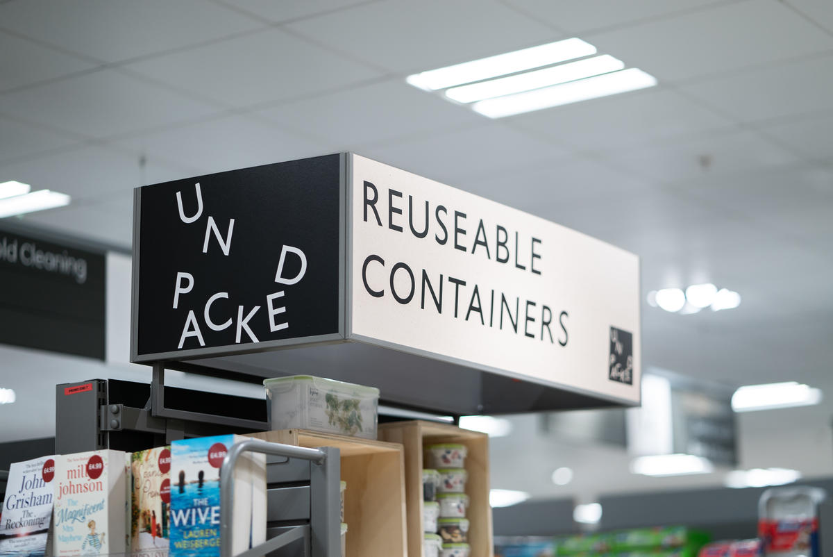 A Reusable Containers Sign in a Supermarket. © Isabelle Rose Povey / Greenpeace