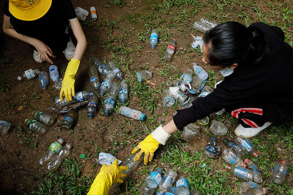 Brand Audit in Chiang Mai. © Baramee Temboonkiat / Greenpeace Brand Audit in Chiang Mai. © Baramee Temboonkiat / Greenpeace