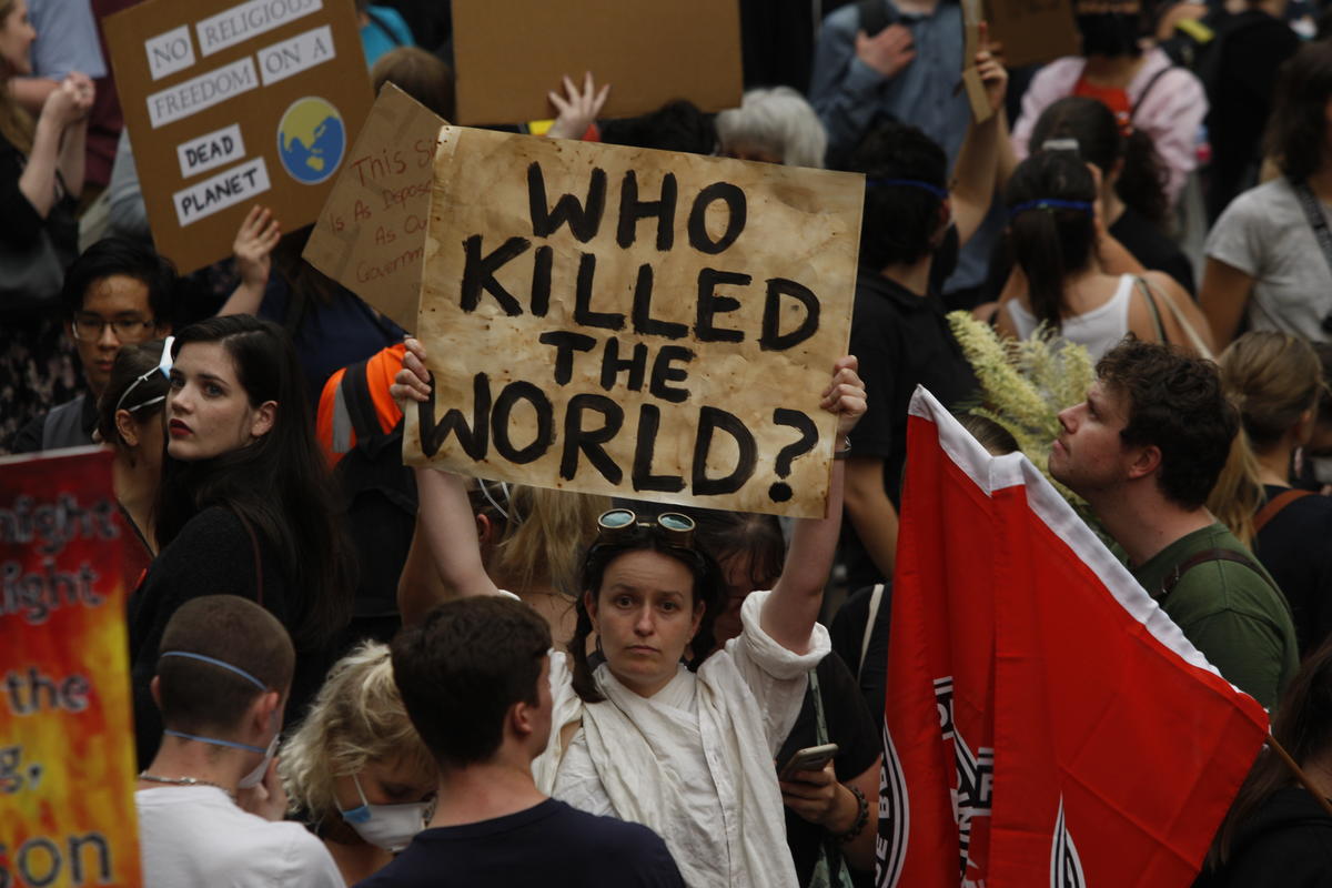 Activists at the bushfires and climate emergency rally, NSW. © Dean Sewell / Greenpeace