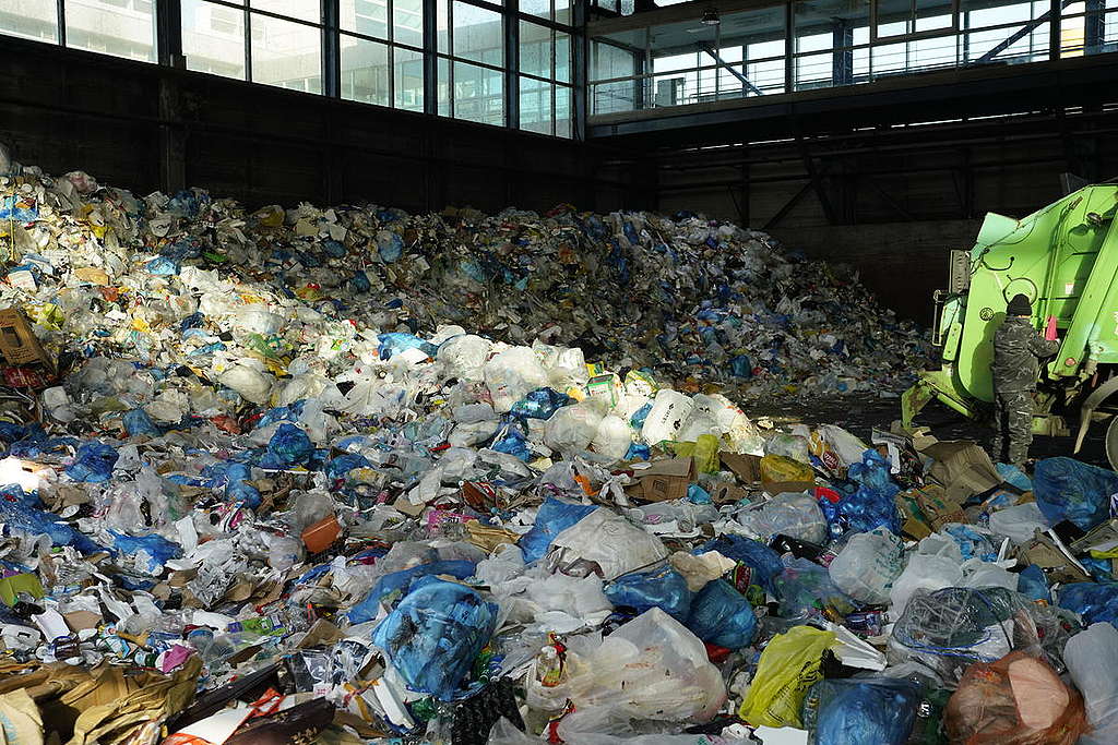 Recycling Center in South Korea. © Seungchan Lee / Greenpeace Recycling Center in South Korea. © Seungchan Lee / Greenpeace