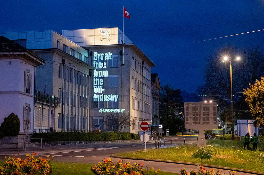 Activists warn Nestlé Shareholders against Plastic Investments in Switzerland. © Flurin Bertschinger / Greenpeace Activists warn Nestlé Shareholders against Plastic Investments in Switzerland. © Flurin Bertschinger / Greenpeace