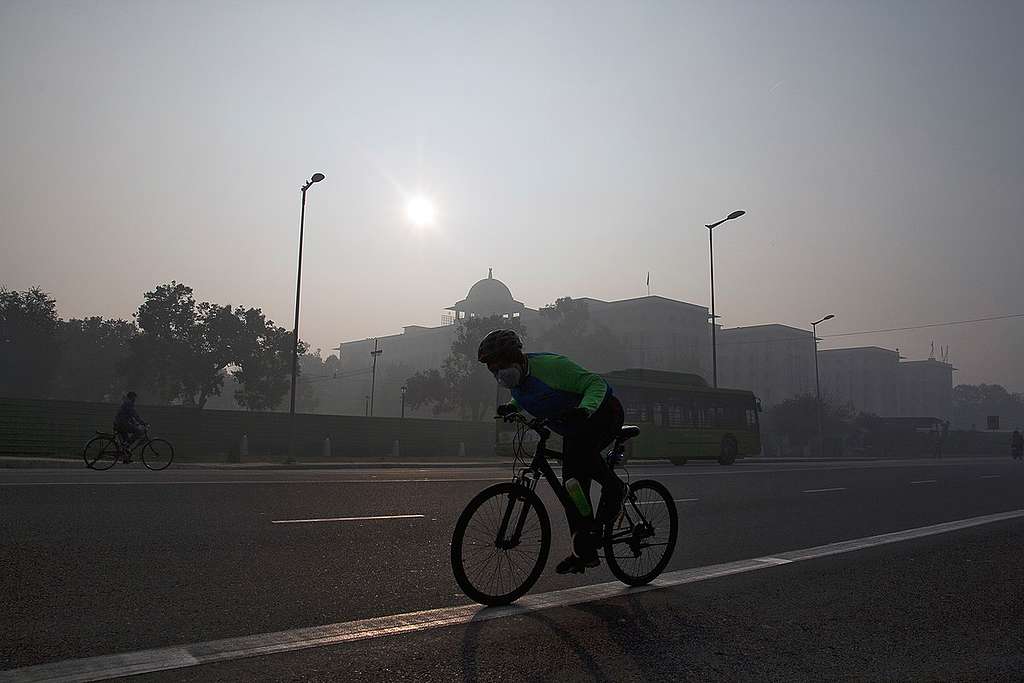 Cycling Through the Pollution in New Delhi. © Subrata Biswas / Greenpeace Cycling Through the Pollution in New Delhi. © Subrata Biswas / Greenpeace