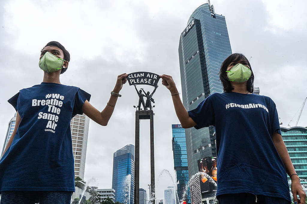 อาสาสมัครกรีนพีซอินโดนีเซียทำกิจกรรมเชิงสัญลักษณ์ © Jurnasyanto Sukarno / Greenpeace อาสาสมัครกรีนพีซอินโดนีเซียทำกิจกรรมเชิงสัญลักษณ์ © Jurnasyanto Sukarno / Greenpeace