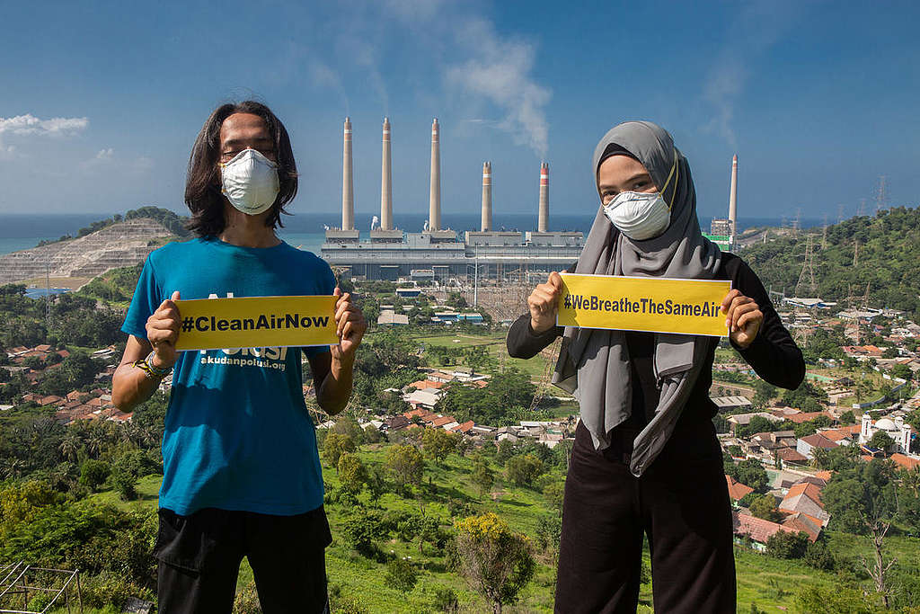 นักกิจกรรมกรีนพีซอินโดนีเซีย รณรงค์เรื่องมลพิษทางอากาศ © Rendra Hernawan / Greenpeace นักกิจกรรมกรีนพีซอินโดนีเซีย รณรงค์เรื่องมลพิษทางอากาศ © Rendra Hernawan / Greenpeace