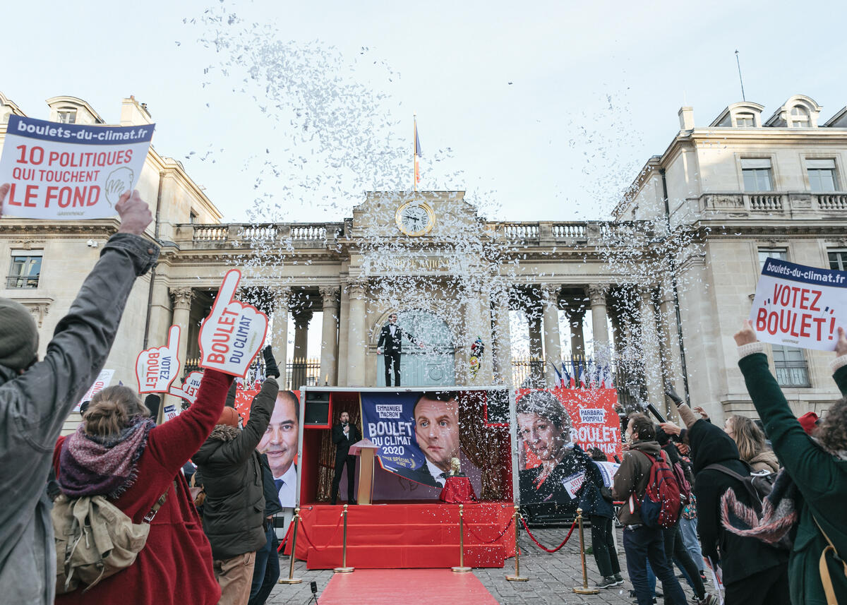 Fossil Fools Price 2020 in Paris. © Andrea Olga Mantovani / Greenpeace