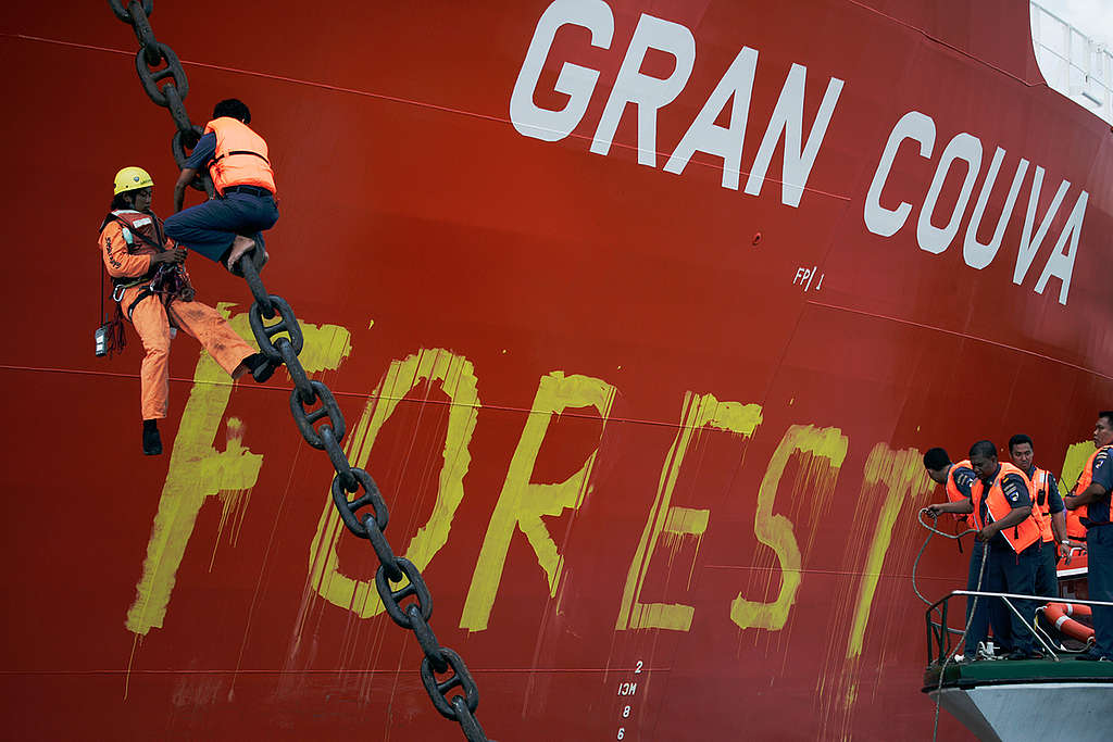 Palm Oil action against Ship Gran Couva in Riau. © Greenpeace / John Novis Palm Oil action against Ship Gran Couva in Riau. © Greenpeace / John Novis