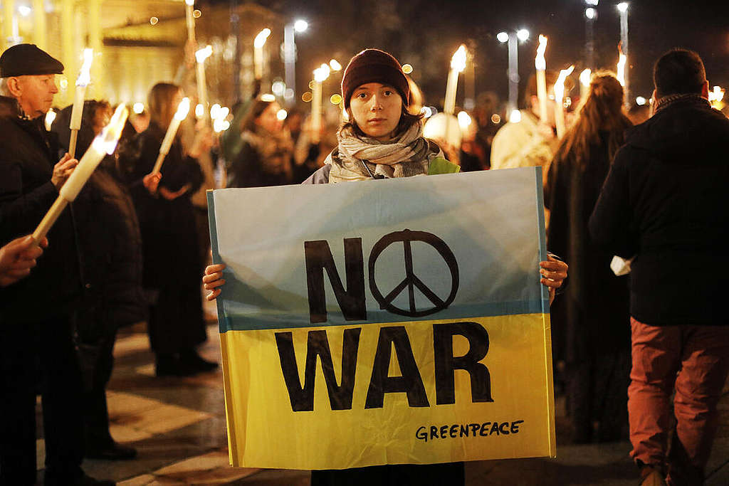 Peace Sign in Heroes’ Square, Budapest against the War in Ukraine. © Bence Jardany / Greenpeace Peace Sign in Heroes’ Square, Budapest against the War in Ukraine. © Bence Jardany / Greenpeace