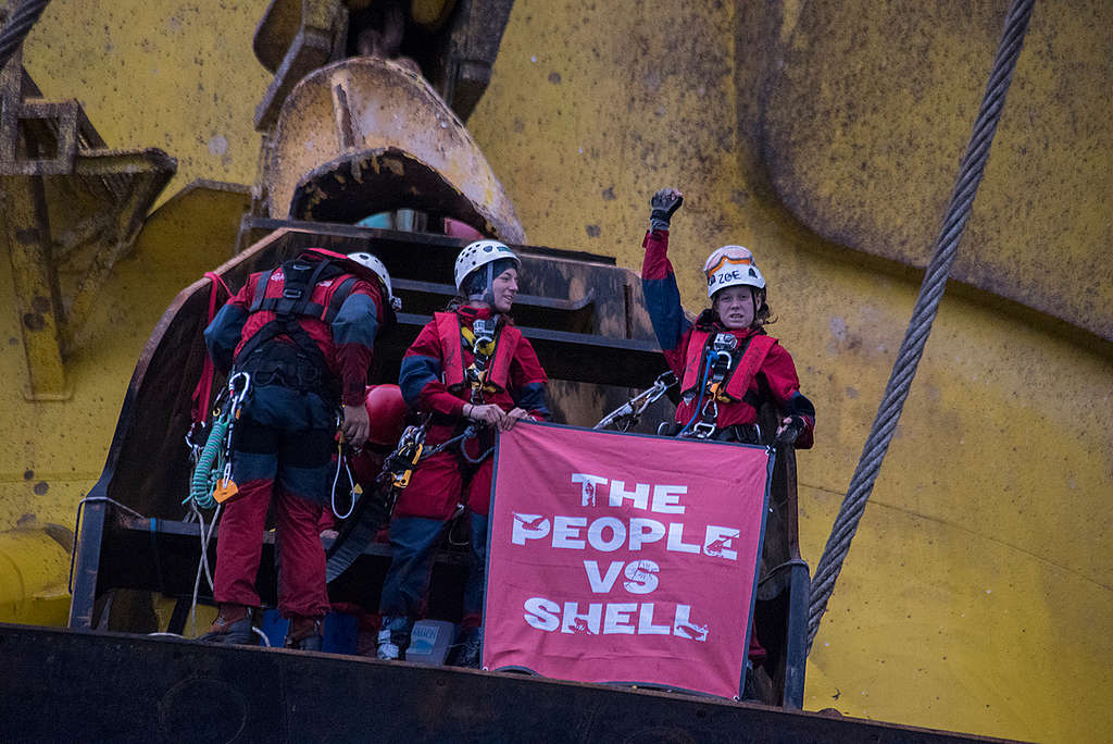 Six Greenpeace Climbers Scale Shell’s Arctic-Bound Oil Rig. © Vincenzo Floramo / Greenpeace Six Greenpeace Climbers Scale Shell’s Arctic-Bound Oil Rig. © Vincenzo Floramo / Greenpeace