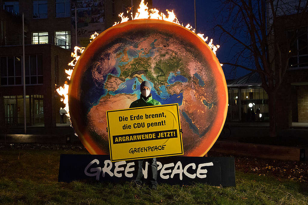 Burning Earth Action for CAP Reform in Stuttgart. © Annette Cardinale / Greenpeace Burning Earth Action for CAP Reform in Stuttgart. © Annette Cardinale / Greenpeace
