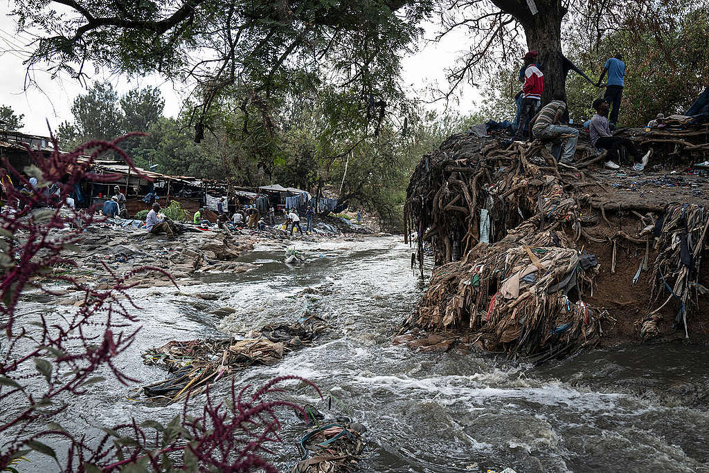 Fast Fashion Research in Kenya. © Kevin McElvaney / Greenpeace