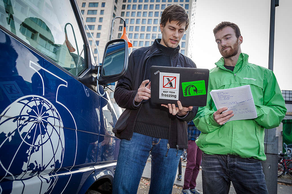 Measuring Pollution caused by Traffic in Berlin. © Mike Schmidt / Greenpeace Measuring Pollution caused by Traffic in Berlin. © Mike Schmidt / Greenpeace