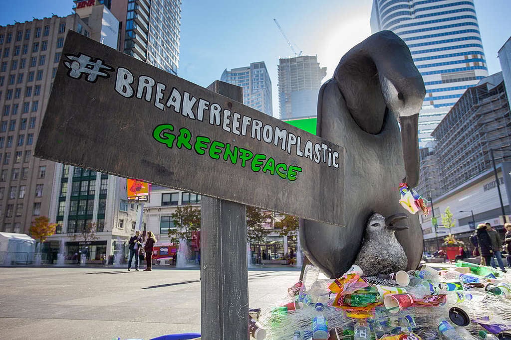 Plastic Trash Installation at Yonge-Dundas Square in Toronto. © Vanessa Garrison / Greenpeace Plastic Trash Installation at Yonge-Dundas Square in Toronto. © Vanessa Garrison / Greenpeace