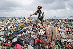 Fast Fashion Research in Kenya. © Kevin McElvaney / Greenpeace