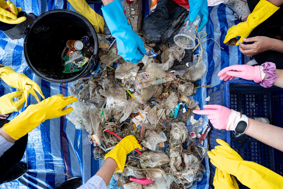 Brand Audit on Wonnapa Beach in Chonburi, Thailand. © Wason Wanichakorn / Greenpeace