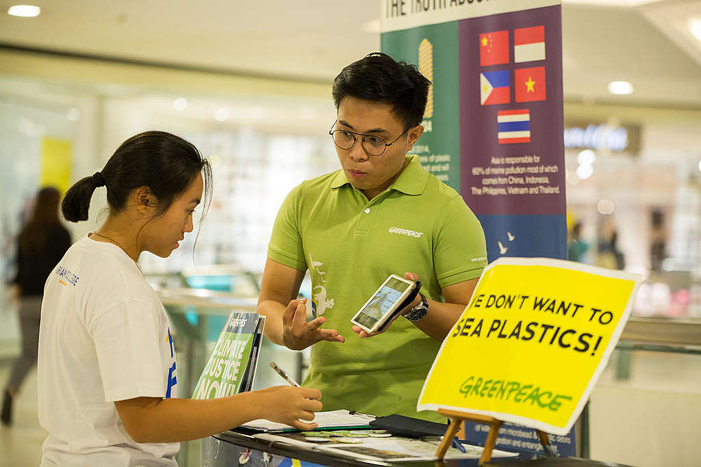 Fundraising Team in Manila. © Geric Cruz / Greenpeace