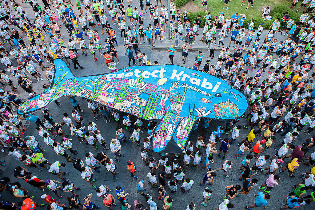 Mini Marathon-Run for Krabi in Bangkok. © Sittichai Jittatad / Greenpeace