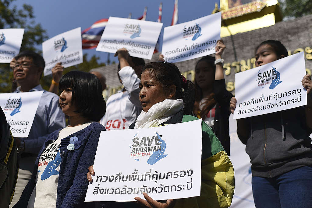 Anti-coal Network Protest at Ministry of Natural Resources and Environment in Bangkok. © Borja  Sanchez-Trillo / Greenpeace