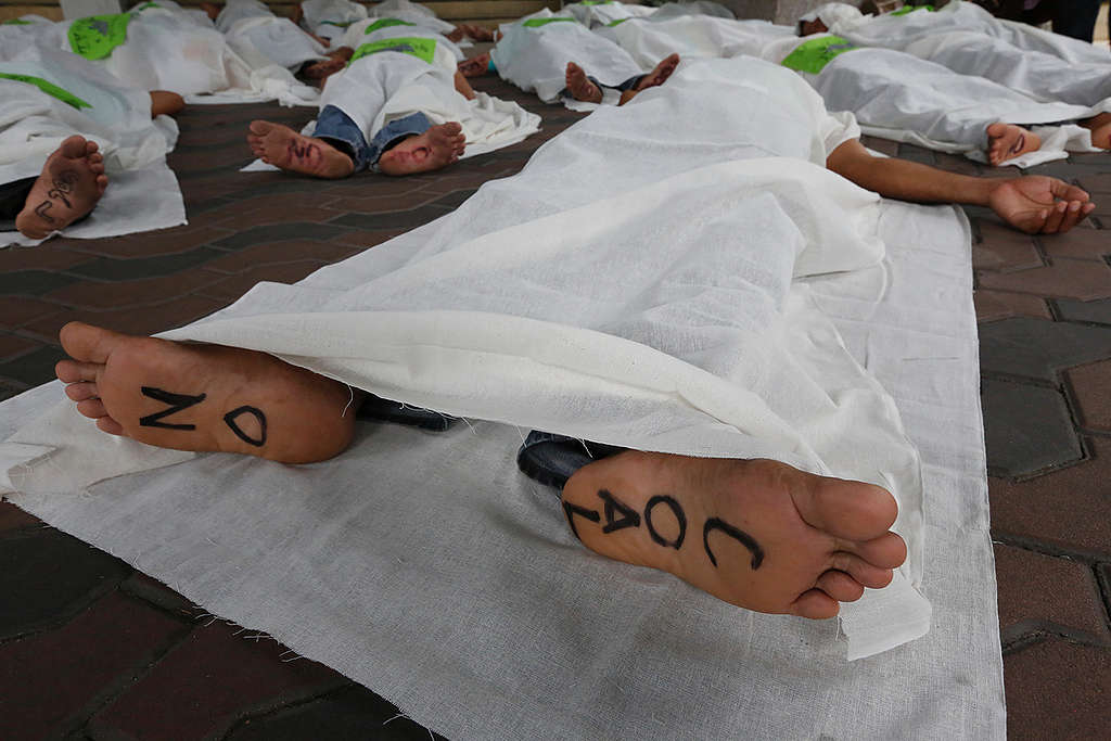 Die-In Protest in Bangkok. © Roengrit Kongmuang / Greenpeace