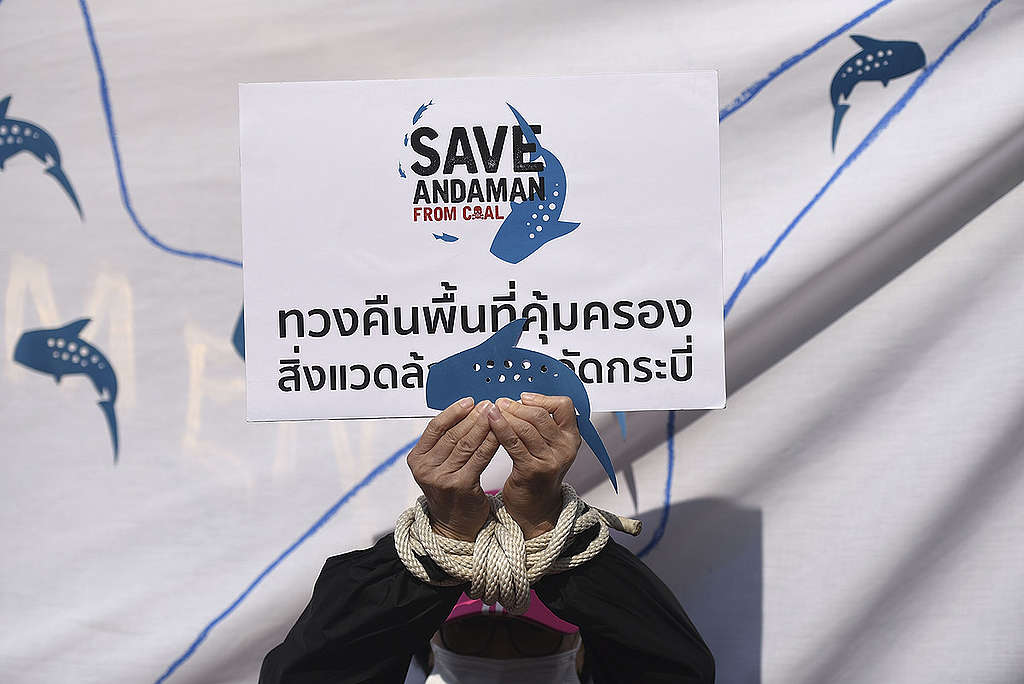Anti-coal Network Protest at Ministry of Natural Resources and Environment in Bangkok. © Borja  Sanchez-Trillo / Greenpeace