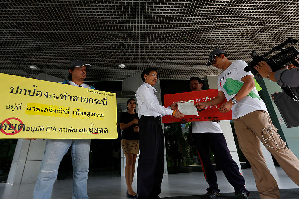 Protect Krabi Campaign in Thailand. © Roengrit Kongmuang / Greenpeace