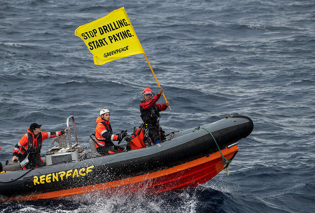 Greenpeace Activists Approach Shell Oil Platform. © Chris J Ratcliffe / Greenpeace Greenpeace Activists Approach Shell Oil Platform. © Chris J Ratcliffe / Greenpeace