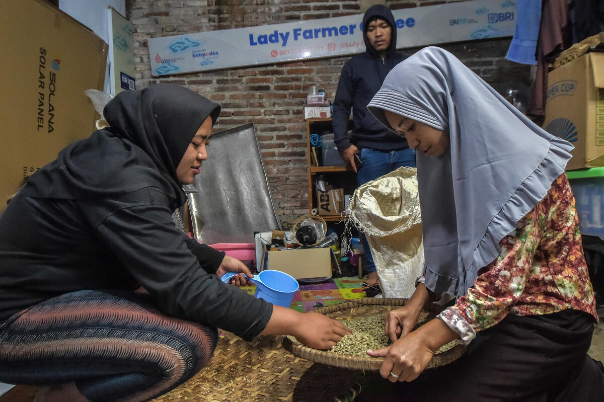 CAtS at Lady Coffee Farmer in Central Java. © Veri Sanovri / Greenpeace