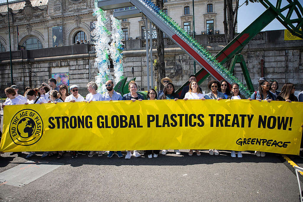 Greenpeace unveils giant art installation ahead of Global Plastic Treaty negotiations in Paris. © Noemie Coissac / Greenpeace