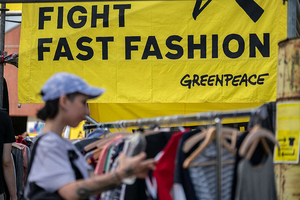 Clothes Swapping Party in Hamburg. © Kevin McElvaney / Greenpeace Clothes Swapping Party in Hamburg. © Kevin McElvaney / Greenpeace