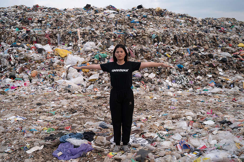 Pichmol Rugrod at Landfill in Aranyaprathet Sa Kaeo. © Songwut Jullanan / Greenpeace Pichmol Rugrod at Landfill in Aranyaprathet Sa Kaeo. © Songwut Jullanan / Greenpeace
