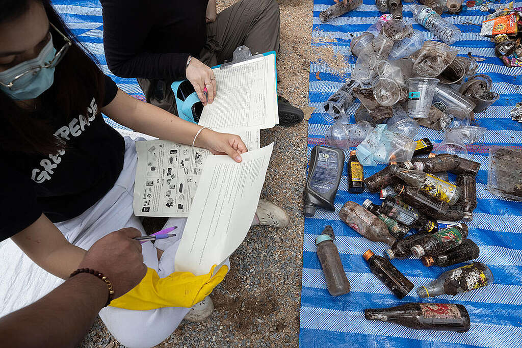 ตรวจสอบตราสินค้าในเชียงใหม่ประเทศไทย. © Wason Wanichakorn / Greenpeace ตรวจสอบตราสินค้าในเชียงใหม่ประเทศไทย. © Wason Wanichakorn / Greenpeace