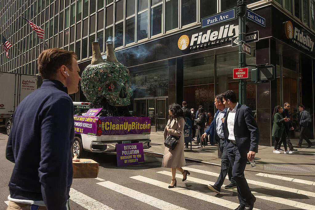 Activists Bring "Skull of Satoshi" to Fidelity's Offices in New York City. © Tracie Williams / Greenpeace Activists Bring "Skull of Satoshi" to Fidelity's Offices in New York City. © Tracie Williams / Greenpeace