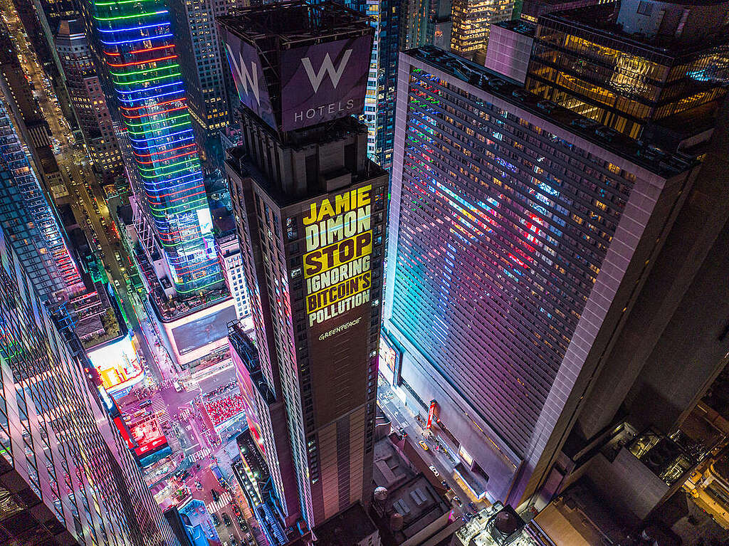 Bitcoin Projection Exposes BlackRock & Chase in New York. © Demian Neufeld / Greenpeace Bitcoin Projection Exposes BlackRock & Chase in New York. © Demian Neufeld / Greenpeace