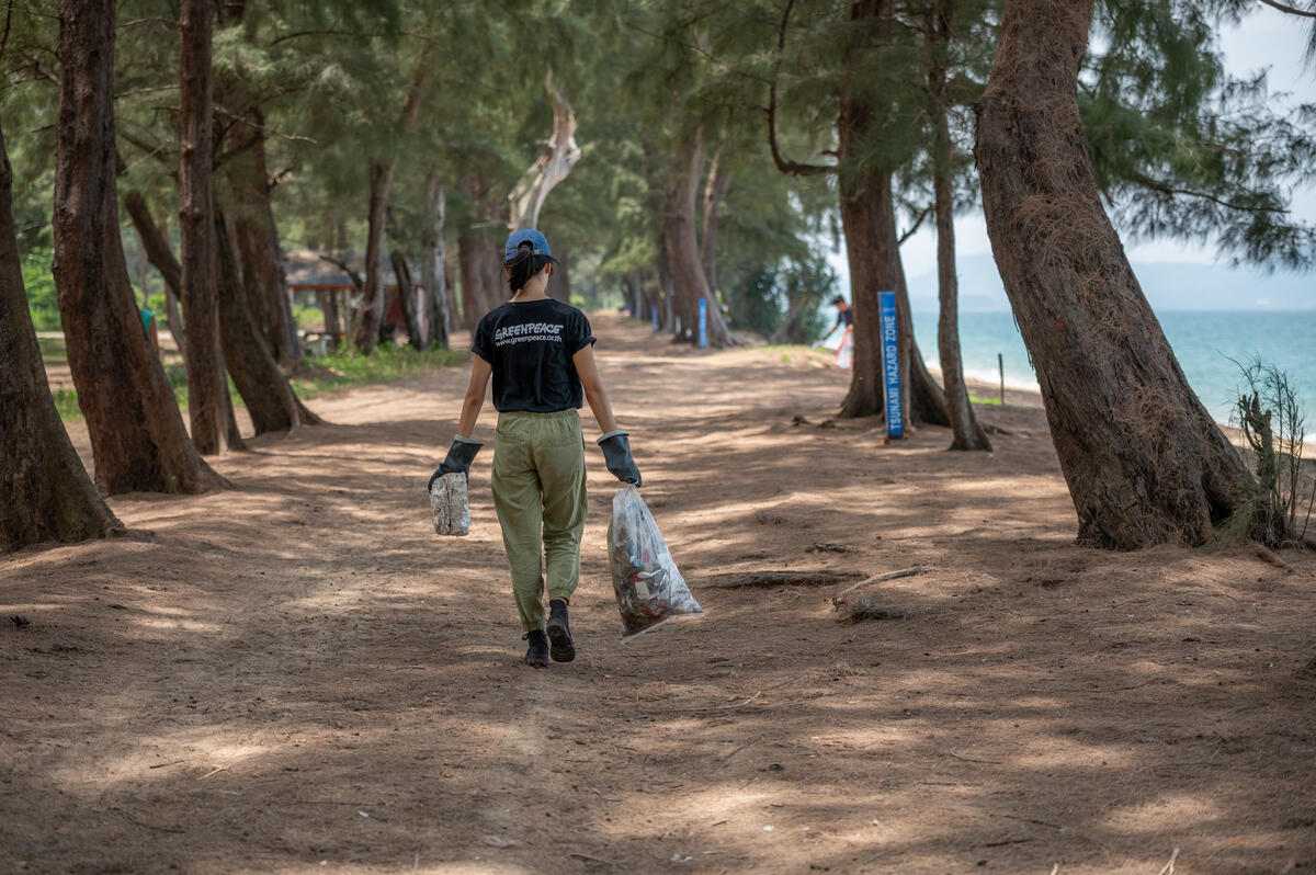 Plastic Brand Audit at Mai Khao Beach in Phuket. © Songwut Jullanan / Greenpeace