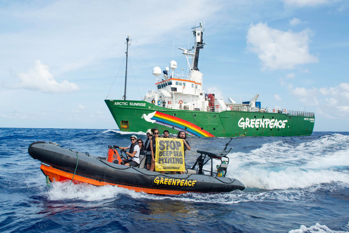 Banner on Inflatable a Day before Arrival in Kingston. © Martin Katz / Greenpeace