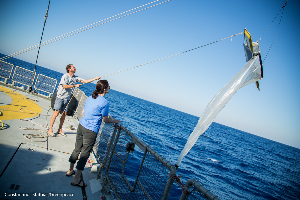 Manta Net Microplastics Sampling in Greece. © Constantinos Stathias / Greenpeace