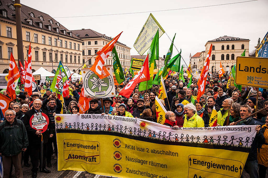 Greenpeace and BUND Naturschutz Celebrate Nuclear Phase-out in Munich. © Sonja Och / Greenpeace Greenpeace and BUND Naturschutz Celebrate Nuclear Phase-out in Munich. © Sonja Och / Greenpeace