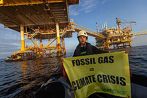 Protest at the Fossil Gas Platform in the Gulf of Thailand. © Greenpeace