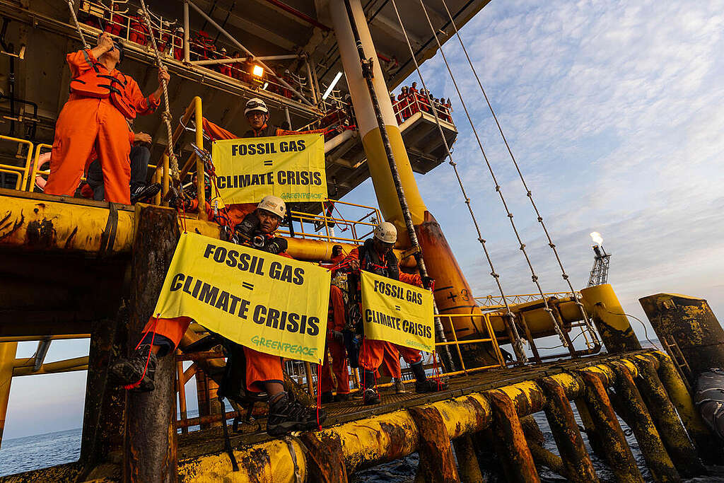 Protest at the Fossil Gas Platform in the Gulf of Thailand. © Greenpeace Protest at the Fossil Gas Platform in the Gulf of Thailand. © Greenpeace