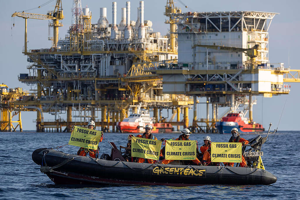 Protest at the Fossil Gas Platform in the Gulf of Thailand. © Greenpeace