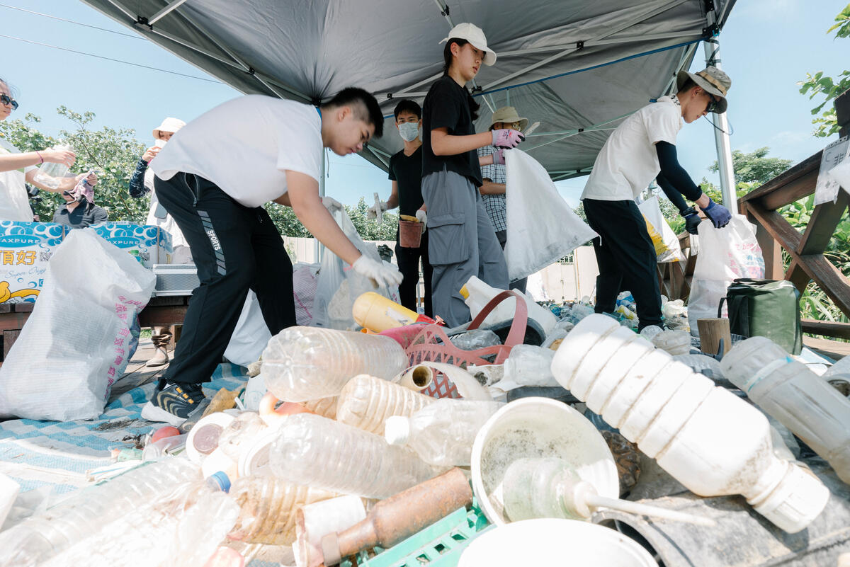 Brand Audit and Beach Clean-Up at Wazihwei Nature Reserve in Taiwan. © Greenpeace / Oui Gia Chen