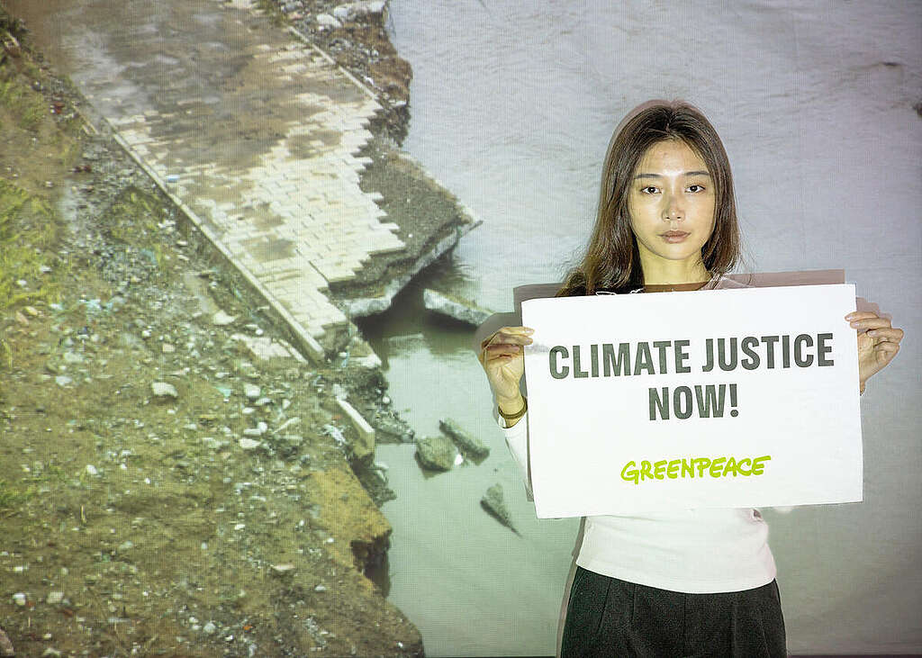 Projection Photo Booth with Climate Impacts at COP29 in Baku. © Marie Jacquemin / Greenpeace