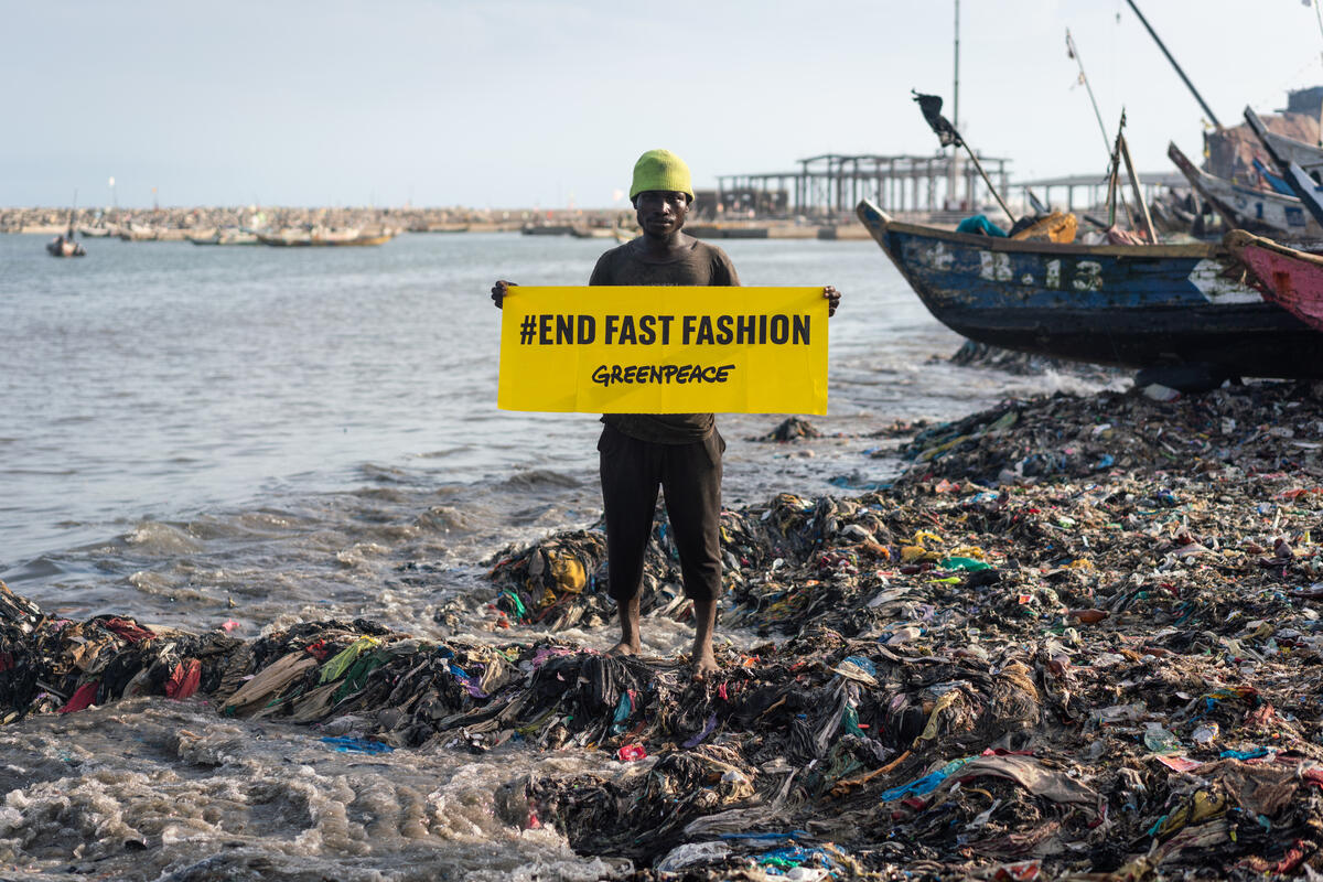 Fast Fashion and Waste Colonialism - Banner on Beach in Ghana. © Kevin McElvaney / Greenpeace