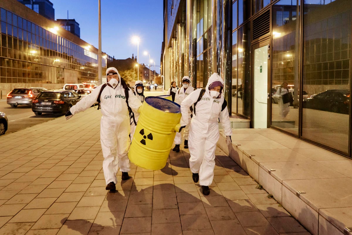 Action against Engie in Brussels. © Eric De Mildt / Greenpeace Action against Engie in Brussels. © Eric De Mildt / Greenpeace