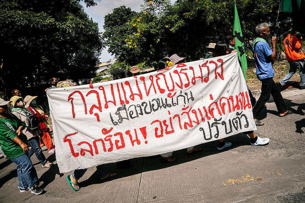 Climate March at the Environment Ministry in Bangkok. © Chittawan Limcharoen / Greenpeace