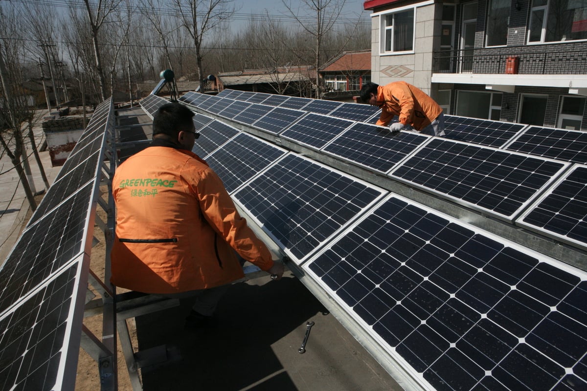 Solar Panels on Greenpeace Warehouse in Beijing. © Greenpeace / Yin Kuang Solar Panels on Greenpeace Warehouse in Beijing. © Greenpeace / Yin Kuang