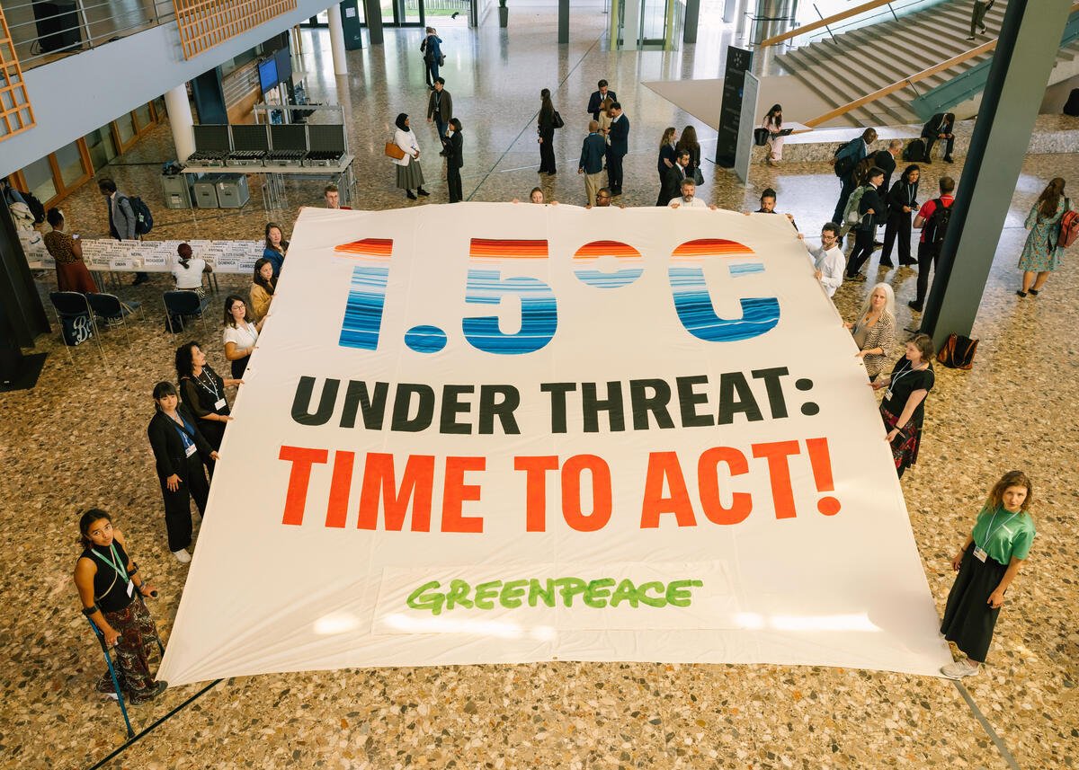Banner Calling to Action on 1.5 degrees inside Bonn. © Marie Jacquemin / Greenpeace