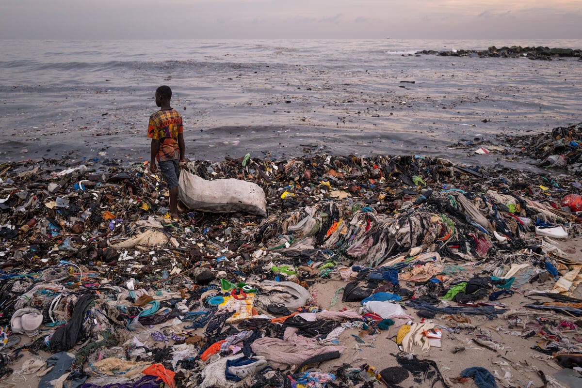 Fast Fashion and Waste Colonialism - Waste on Shore in Ghana. © Kevin McElvaney / Greenpeace
