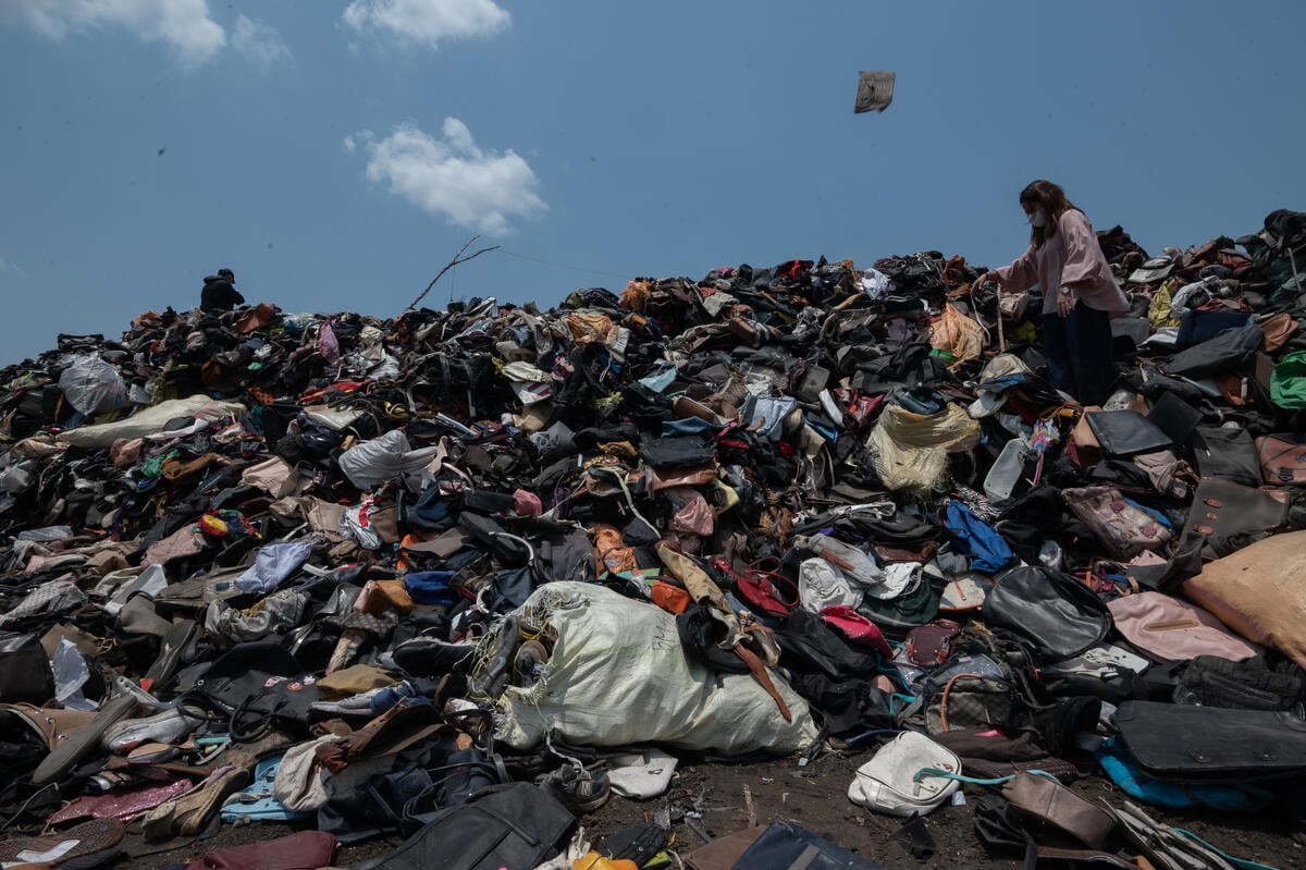 Fast Fashion Dumpsite in Sa Kaeo. © Wason Wanichakorn / Greenpeace