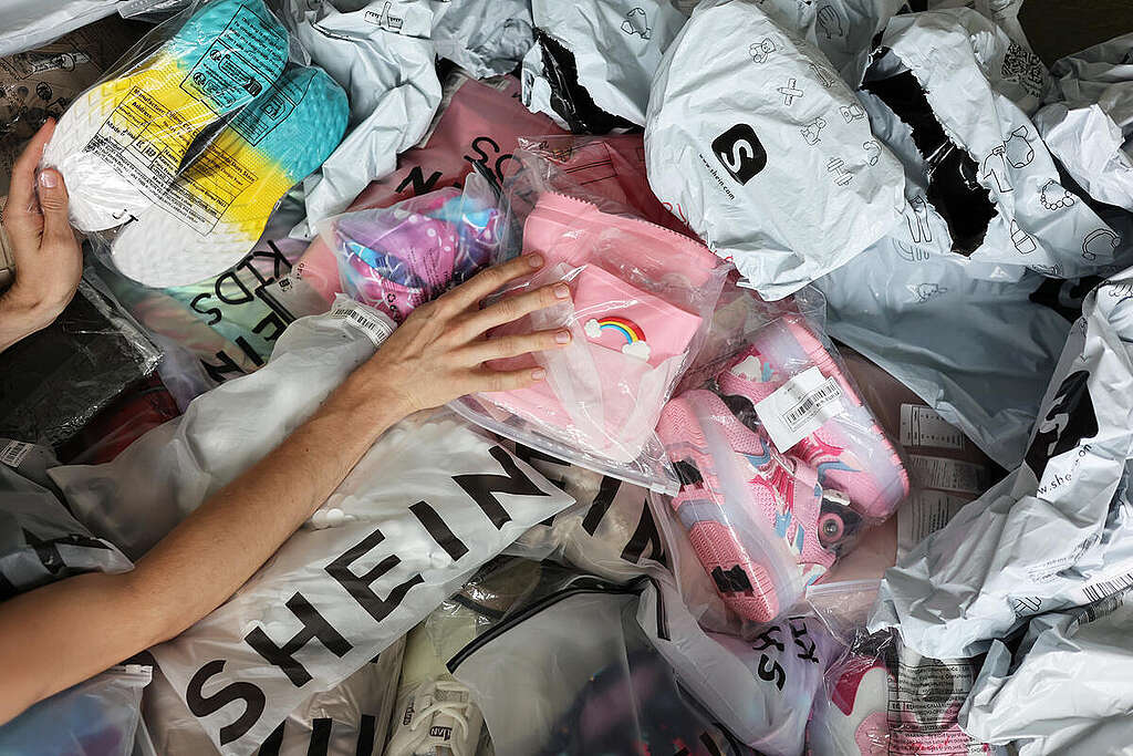 Packaging Waste and Textiles from SHEIN. © Jana Kuehle / Greenpeace