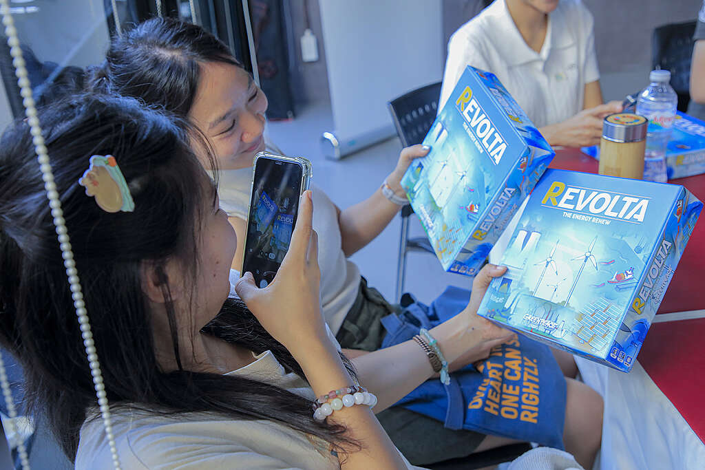 revolta girl enjoy boardgame